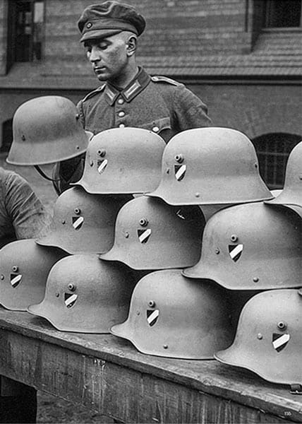 Deutsche Uniformen 1919-1945 - Stack of helms